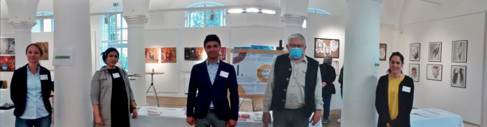 Stand der Dillinger Flüchtlingshelfer auf der interkulturellen Kunstausstellung im Stadtsaal [Autor: Jan Doria]