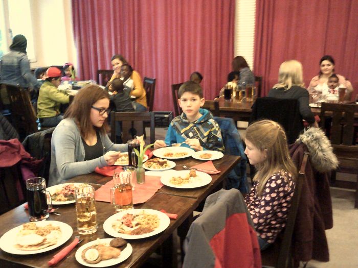 Essende Gäste beim 2. Interkulturellen Essen im Dillinger Chili!