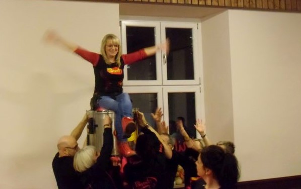 Auftritt der Trommelgruppe Pimentos auf dem dritten Interkulturellen Essen im Dillinger Chili!