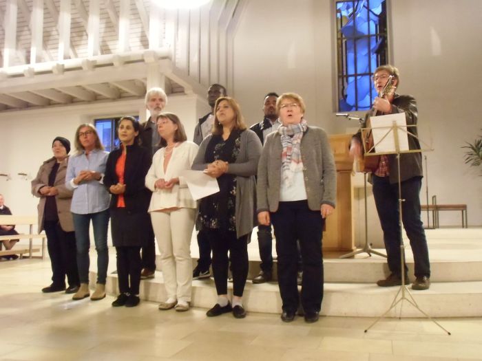 Der Chor der Begegnung singt bei der Lesung von Notker Wolf