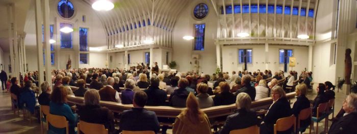 Voll besetzte Stühle in St. Ulrich bei der Lesung von Notker Wolf