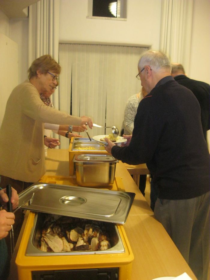 Ausgabe von Krustenbraten und Spätzle beim 23. Rundgespräch
