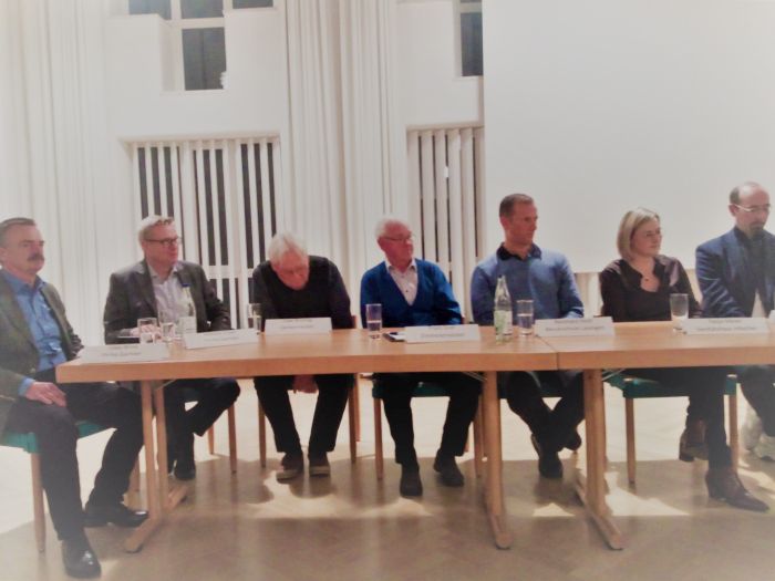 Podiumsdiskussion über die Herausforderungen bei der Integration von Geflüchteten in Berufsausbildungen