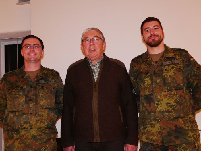 Hauptmann Keith Schütz, Oberst a.D. Georg Schrenk, Hauptmann Fabian Wald beim 39. Rundgespräch [Quelle: DonauZeitung, Autor: Manfred Schiedl]