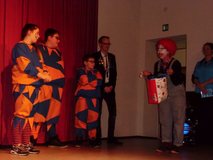 Doch auch der kleine Hofstaat der Finken kommt nicht zu kurz: Ein Geschenk vom Clown!